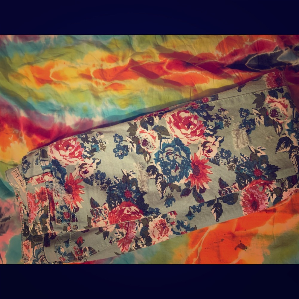 Ankle capri distressed floral jeans